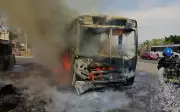 Incendio consume unidad de transporte público en Periférico Norte de Guadalajara
