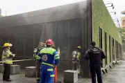 Incendio en restaurante obliga a evacuar a 110 personas de torre en Monterrey
