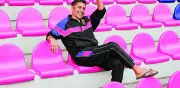 Jorge Campos lanza colección de moda inspirada en sus icónicos uniformes de portero