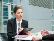 La agonía del currículum en blanco: entre startups explotadoras y burocracia