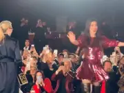 La Era del Vacío: Multitud en CDMX Graba a Streep y Hathaway en Ritual Digital