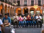 La Paradoja Mexicana: Felicidad Medida vs. Adicción a Pantallas