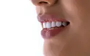 Labiales que iluminan tu sonrisa: los tonos fríos que hacen ver los dientes más blancos