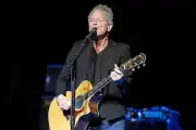 Lindsey Buckingham, ex Fleetwood Mac, es atacado por una mujer en Santa Mónica