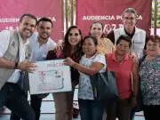 Mara Lezama entrega apoyos directos en audiencia pública en Isla Mujeres