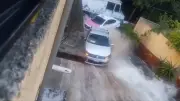 Megafuga de agua en Álvaro Obregón arrastra autos como una cascada en CDMX