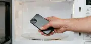 Meter el celular en el microondas: el truco viral que pocos entienden