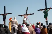 Miles reviven crucifixión en Filipinas en masivo acto de fe católica