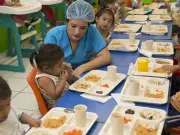 Morena propone cárcel de 3 a 6 años por dar alimentos en mal estado a menores en albergues