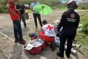 Motociclista herida tras colisión con transporte escolar en accidente vial