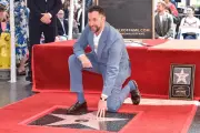 Noah Wyle Recibe su Estrella en el Paseo de la Fama de Hollywood