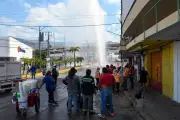Obra provoca megafuga de agua en Acapulco; afecta suministro