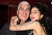 Padre de Amy Winehouse pierde demanda por venta de artículos personales de la cantante
