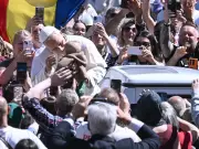 Papa León XIV condena guerras en su primer Domingo de Pascua y bendice a multitud