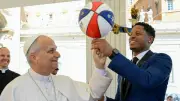Papa León XIV sorprende al girar un balón con los Harlem Globetrotters en el Vaticano