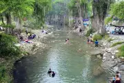Paseantes Llenan el Río Ramos en Nuevo León, Reviviendo un Espacio Natural