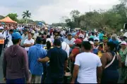 Pescadores bloquean carretera en Veracruz; exigen apoyo por derrame