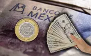 Peso mexicano cede terreno frente al dólar este jueves: tipo de cambio en 17.27