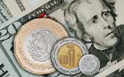 Peso Mexicano Inicia Semana con Ligera Depreciación Frente al Dólar