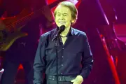 Raphael Deslumbra a Sus Fans Regios con un Concierto Inolvidable en Monterrey