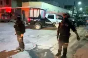 Recibe dos disparos en riña durante fiesta