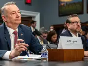 Renuncia director interino de ICE tras polémica por muertes de migrantes en custodia