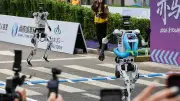 Robots humanoides superan récord mundial en media maratón de Pekín