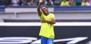 Ronaldinho cautiva al Estadio Banorte con jugada mágica en partido de leyendas