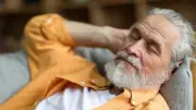 Siestas en adultos mayores aumentan riesgo de muerte, según estudio