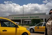 Taxistas del AICM acusan desacato de Semar; alistan plantón
