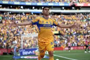 Tigres despierta con contundencia y golea al líder Chivas en el clásico nacional