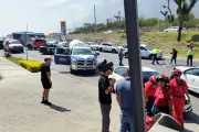 Tira mariguana tras causar choque en Monterrey