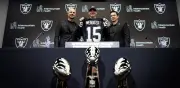 Tom Flores bendice a Mendoza para portar el número 15 de Raiders
