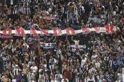 Tragedia en Estadio de Alianza Lima: Un Hincha Fallece Tras Caída en Gradas