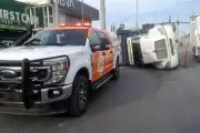 Trailer se Volcó en Apodaca, Nuevo León, Causando Caos Vial y Emergencia