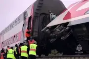 Tren de pasajeros se descarrila en Rusia, reportan múltiples víctimas mortales