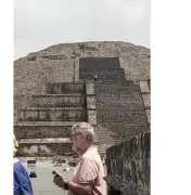 Turista asesinado en Teotihuacán: sujeto escala Pirámide de la Luna y dispara antes de suicidarse