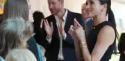 Un gesto viral: La reacción de Meghan Markle ante fan que tocó a Harry en Australia