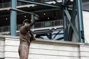 Vandalizan el bate de la estatua de Ichiro Suzuki en su develación