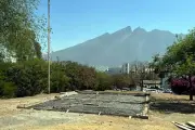 Vecinos de Monterrey se oponen a construcción de techumbre en parque público