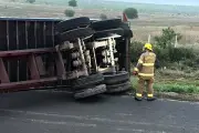 Volcadura de tráiler bloquea la Carretera Nacional en Linares, Nuevo León