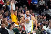 Warriors remontan desde atrás para vencer a Clippers en emocionante encuentro