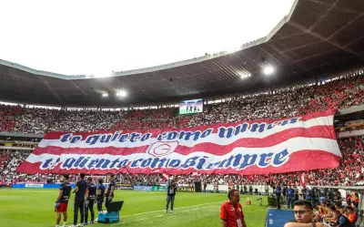 Afición de Chivas crea mosaico espectacular en el Estadio Jalisco
