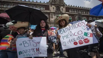 ARMY de BTS invade el Zócalo de la CDMX en visita a Palacio Nacional
