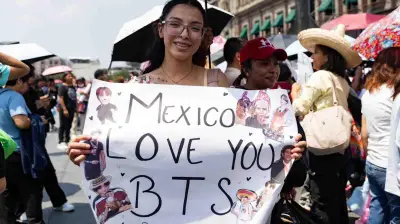 ARMYS invaden el Zócalo para recibir a BTS en Palacio Nacional