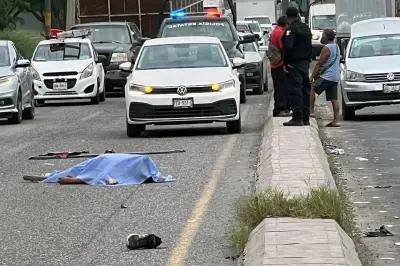 Arrollan y matan a hombre mientras cambiaba una llanta en carretera