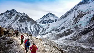 Avalancha en el Monte Everest: montañistas huyen al ser sorprendidos por la nieve