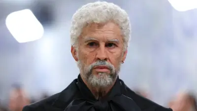 Bad Bunny impacta en Met Gala 2026 con look de hombre mayor