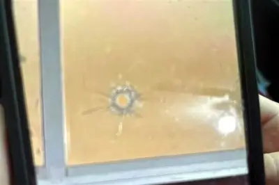 Bala impacta ventana de secundaria en Apodaca; no hay heridos