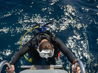 Buzo muere en Maldivas al rescatar a turistas italianos en cueva submarina